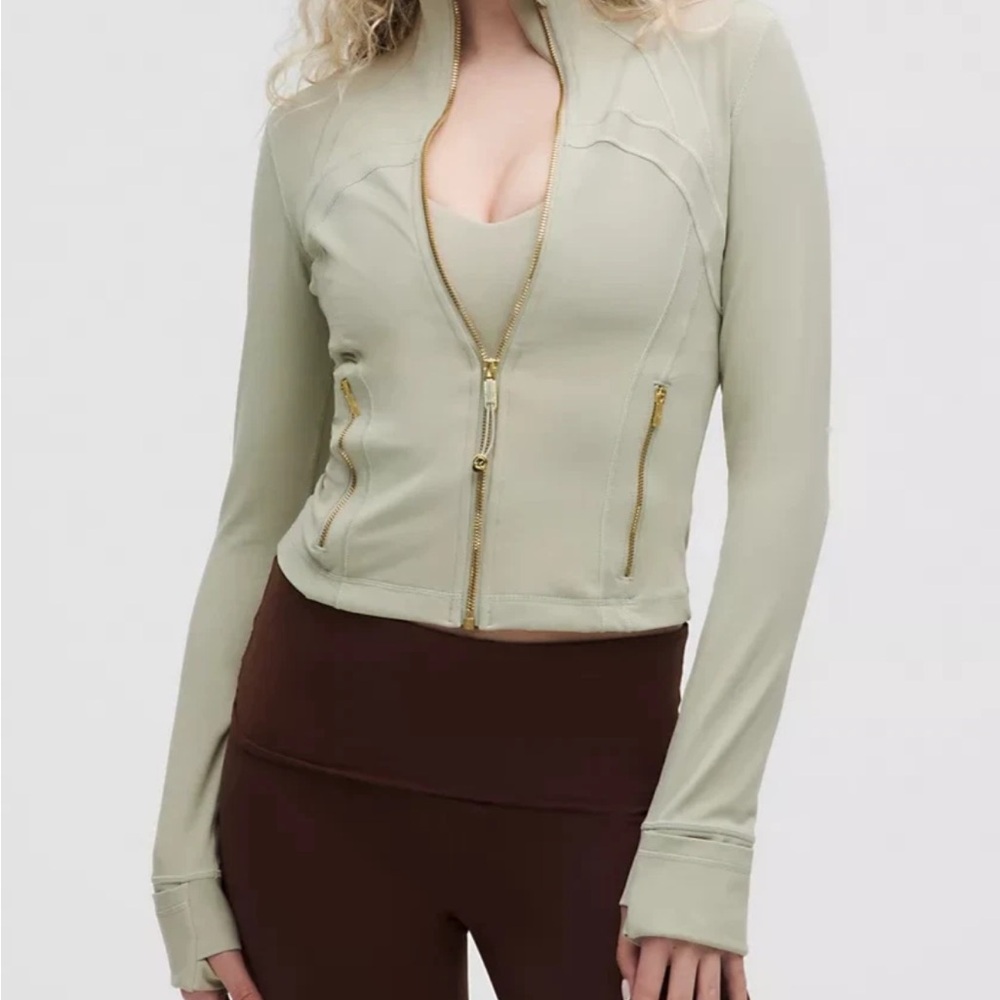 ‼️SOLD‼️lululemon cropped define jacket in fog green with gold zippers - Picture 6 of 17